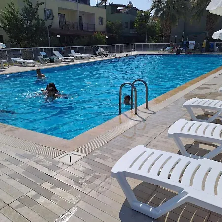 Deniz Yildizi Sitesi Havuzlu Villa *